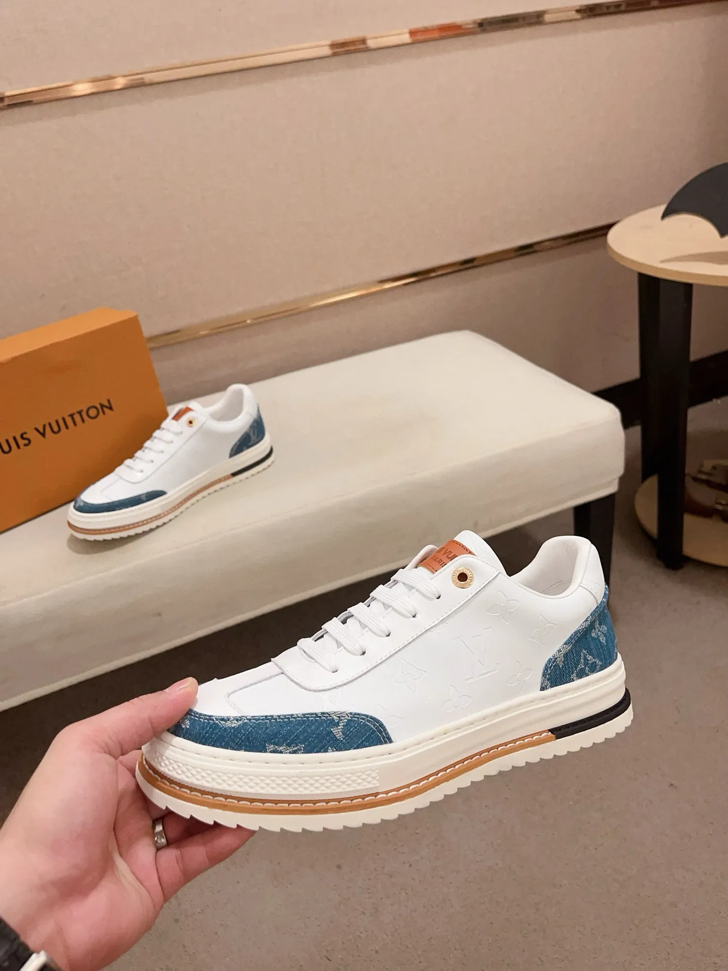 Men's shoes💰 400💰Louis Vuitton (Louis Vuitton/LV) top 🔍🔍 new models are on sale at the same time, the upper 🇮🇹 imported first-layer cowhide from Italy, fully imported sheepskin lining 💪💪, completely 1⃣️ to 1 ⃣️Re-engraved🇮🇹💪💪, ⚠Sole: The original sole is specially provided by the original factory, the exclusive movable molded sole is super comfortable, ⚠The original factory follows the order, 🔍🔍high quality, you can enter and exit the counter at will, welcome to compare⚠. Code number: 38-44. Can be customized for 45 non-refundable!